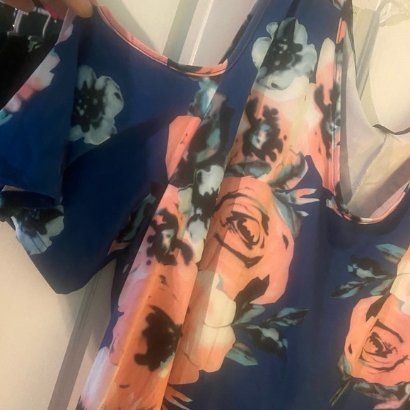 Women’s floral printed cold shoulder blouse - Picture 2 of 4